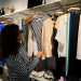 La proprietaria ci mostra una maglia bianca e nera fatta con cotone biologico
